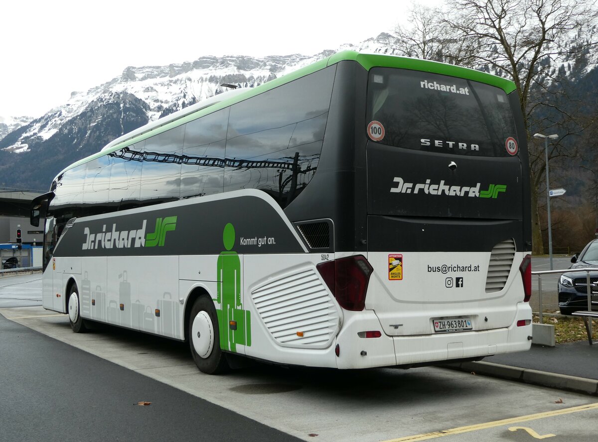 (247'143) - Dr. Richard, Z�rich - Nr. 5042/ZH 963'801 - Setra am 10. M�rz 2023 beim Bahnhof Interlaken Ost