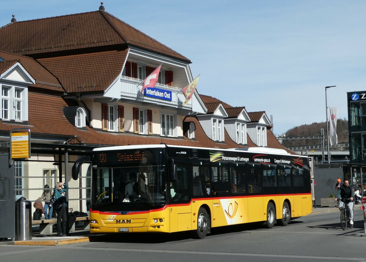 (247'199) - PostAuto Bern - BE 811'692/PID 11'425 - MAN am 13. M�rz 2023 beim Bahnhof Interlaken Ost
