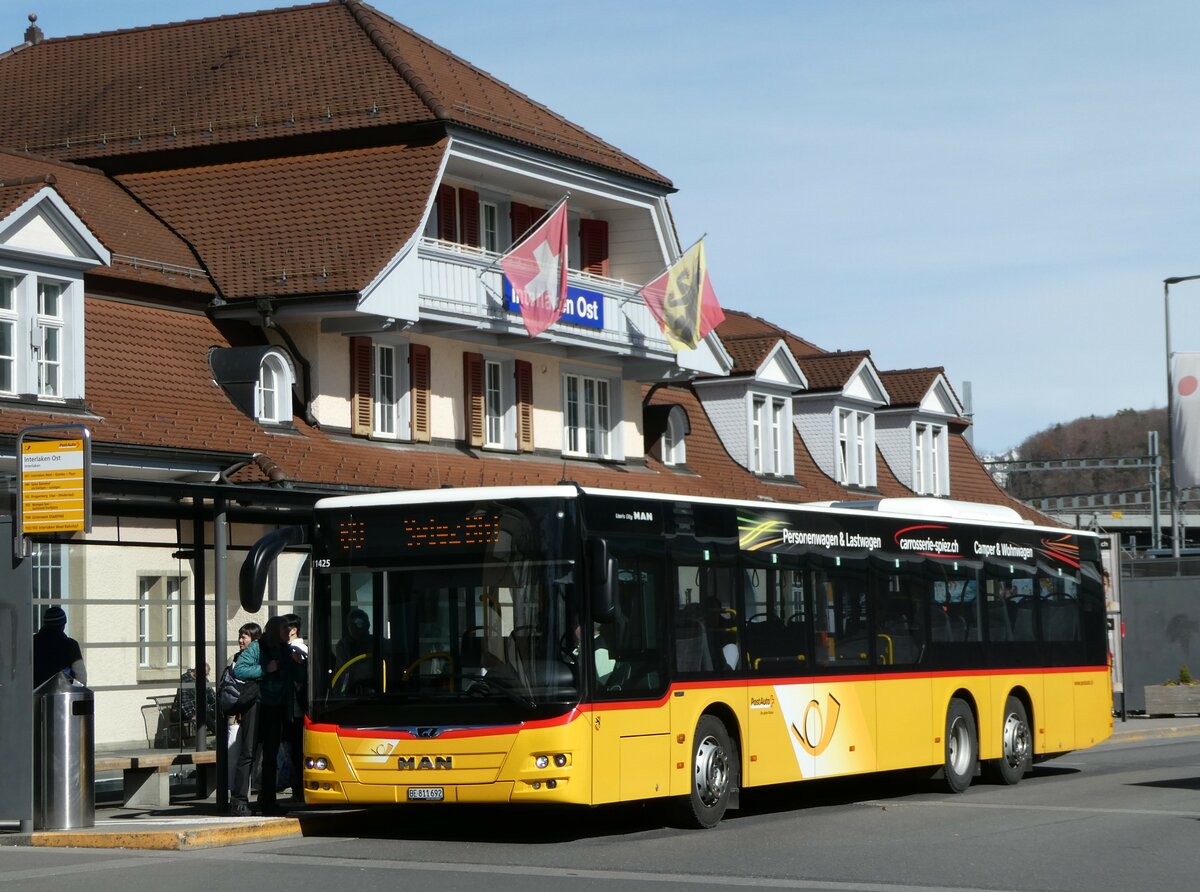 (247'200) - PostAuto Bern - BE 811'692/PID 11'425 - MAN am 13. M�rz 2023 beim Bahnhof Interlaken Ost