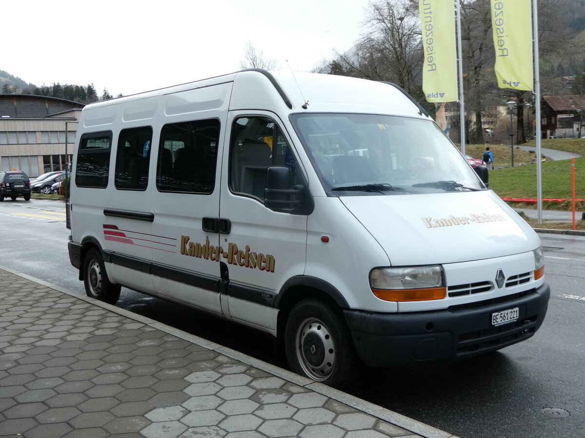 (247'214) - Kander-Reisen, Frutigen - Nr. 15/BE 561'221 - Renault am 14. M�rz 2023 beim Bahnhof Frutigen
