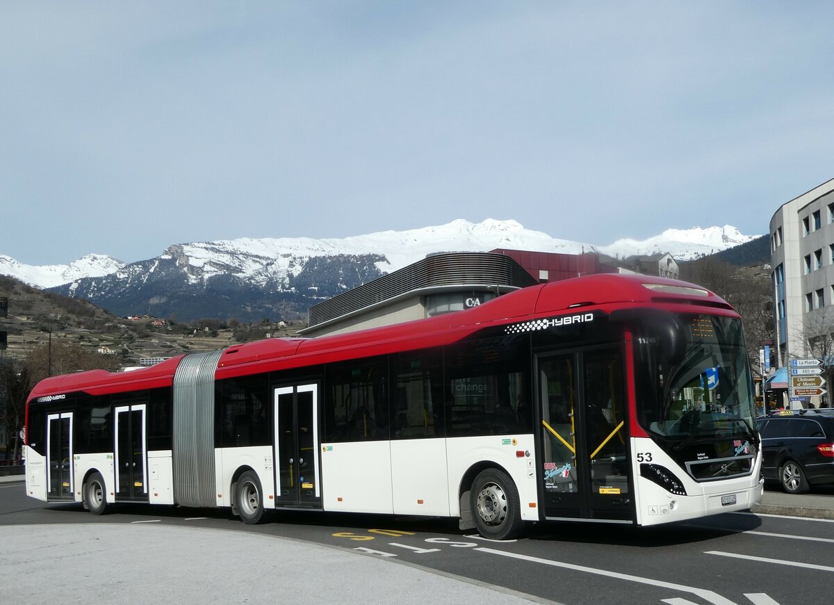 (247'226) - PostAuto Wallis - Nr. 53/VS 531'435/PID 11'745 - Volvo am 16. M�rz 2023 beim Bahnhof Sion