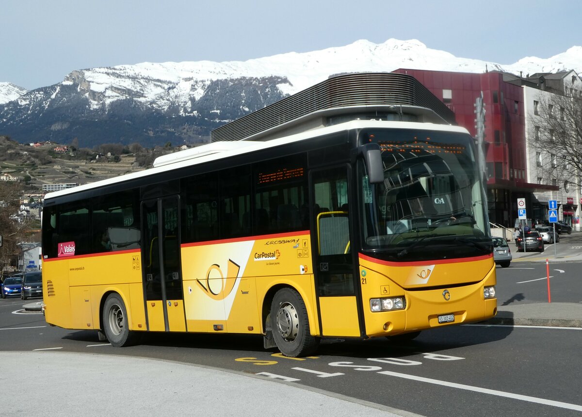(247'229) - PostAuto Wallis - Nr. 21/VS 365'402/PID 5039 - Irisbus am 16. M�rz 2023 beim Bahnhof Sion