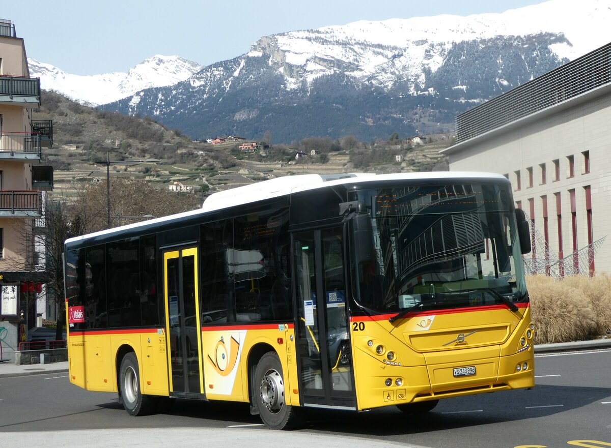(247'232) - PostAuto Wallis - Nr. 20/VS 243'996/PID 10'946 - Volvo am 16. M�rz 2023 beim Bahnhof Sion