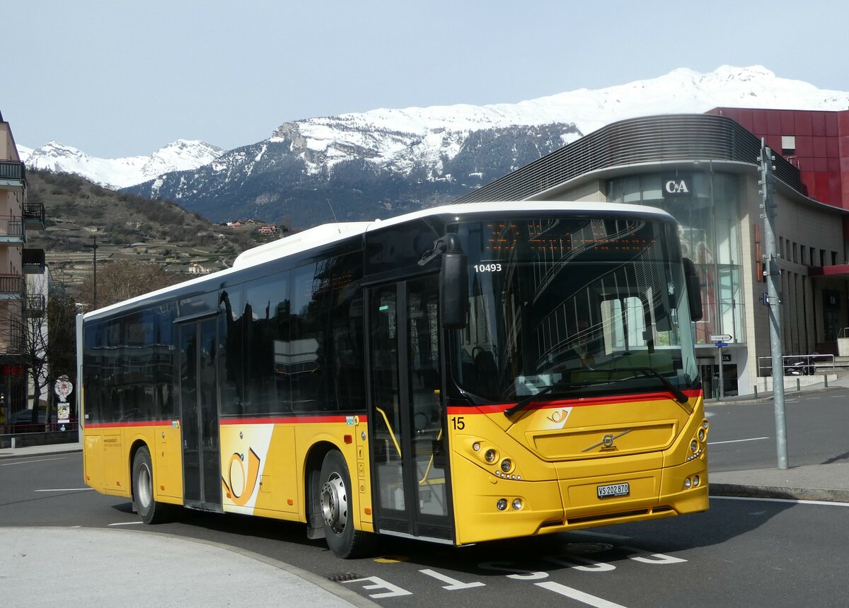 (247'234) - Lathion, Sion - Nr. 15/VS 202'870/PID 10'493 - Volvo am 16. M�rz 2023 beim Bahnhof Sion