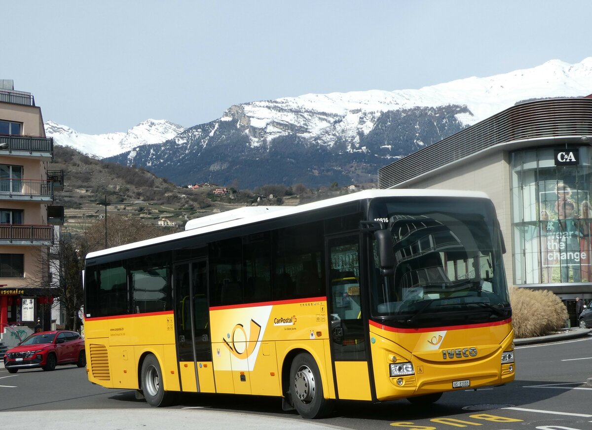 (247'236) - Ev�quoz, Erde - VS 81'888/PID 10'816 - Iveco am 16. M�rz 2023 beim Bahnhof Sion