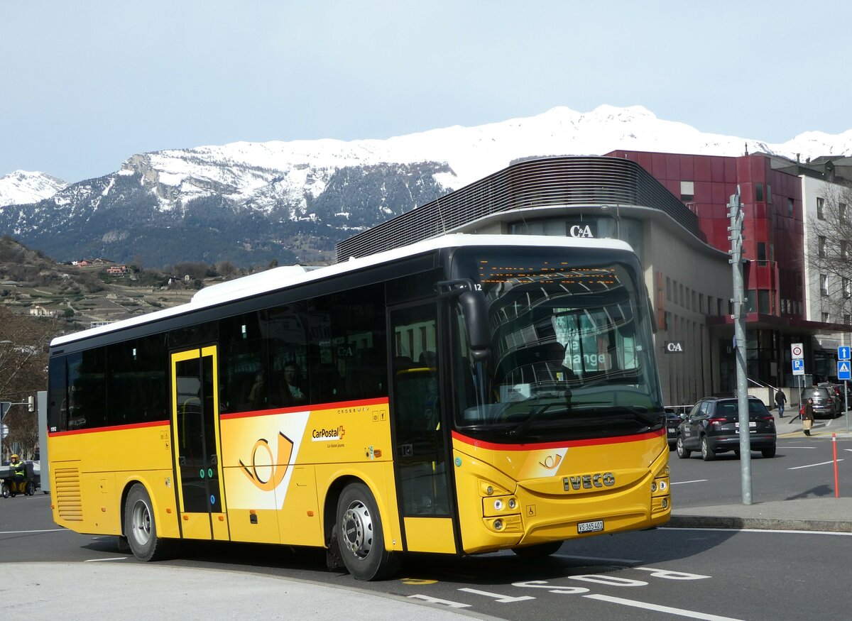 (247'239) - PostAuto Wallis - VS 365'401/PID 11'912 - Iveco am 16. M�rz 2023 beim Bahnhof Sion