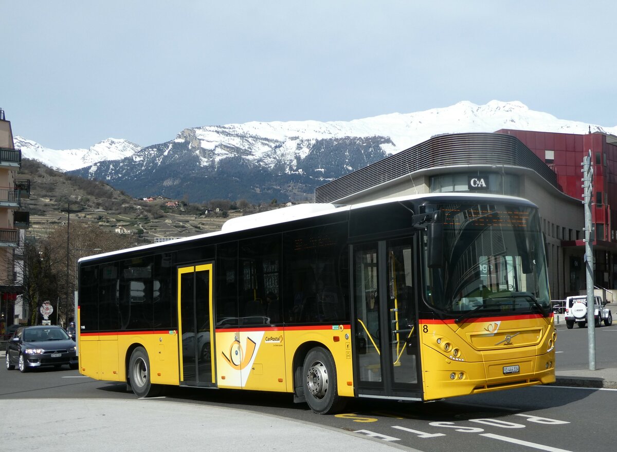 (247'240) - Lathion, Sion - Nr. 8/VS 444'334/PID 11'486 - Volvo am 16. M�rz 2023 beim Bahnhof Sion
