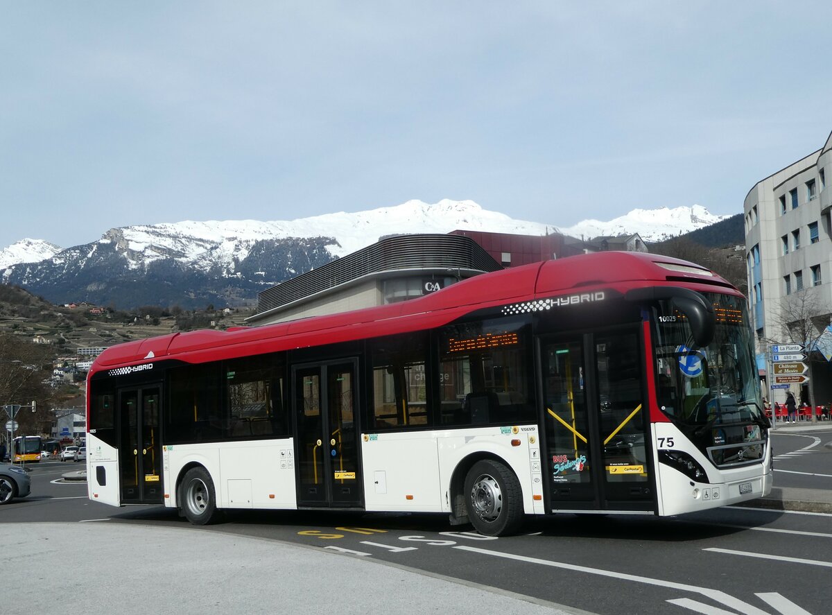 (247'246) - PostAuto Wallis - Nr. 75/VS 428'859/PID 10'025 - Volvo am 16. M�rz 2023 beim Bahnhof Sion