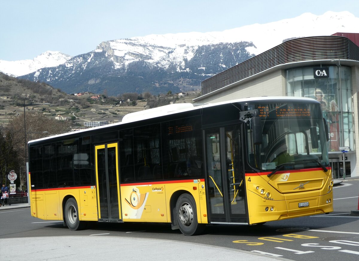 (247'248) - Lathion, Sion - Nr. 4/VS 145'606/PID 10'998 - Volvo am 16. M�rz 2023 beim Bahnhof Sion 
