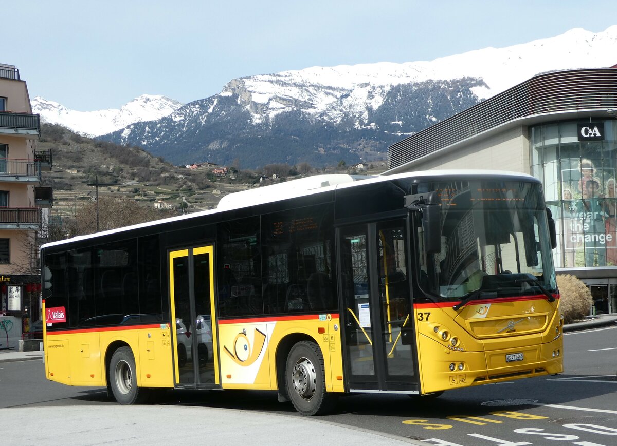(247'252) - PostAuto Wallis - Nr. 37/VS 471'466/PID 10'867 - Volvo am 16. M�rz 2023 beim Bahnhof Sion