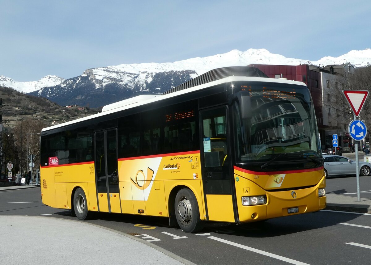 (247'262) - Buchard, Leytron - Nr. 253/VS 213'104/PID 5238 - Irisbus am 16. M�rz 2023 beim Bahnhof Sion