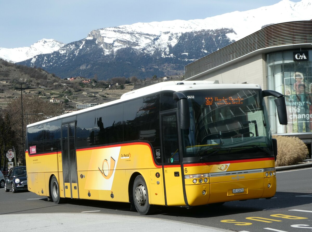 (247'265) - Lathion, Sion - Nr. 6/VS 12'672/PID 5632 - Van Hool am 16. M�rz 2023 beim Bahnhof Sion