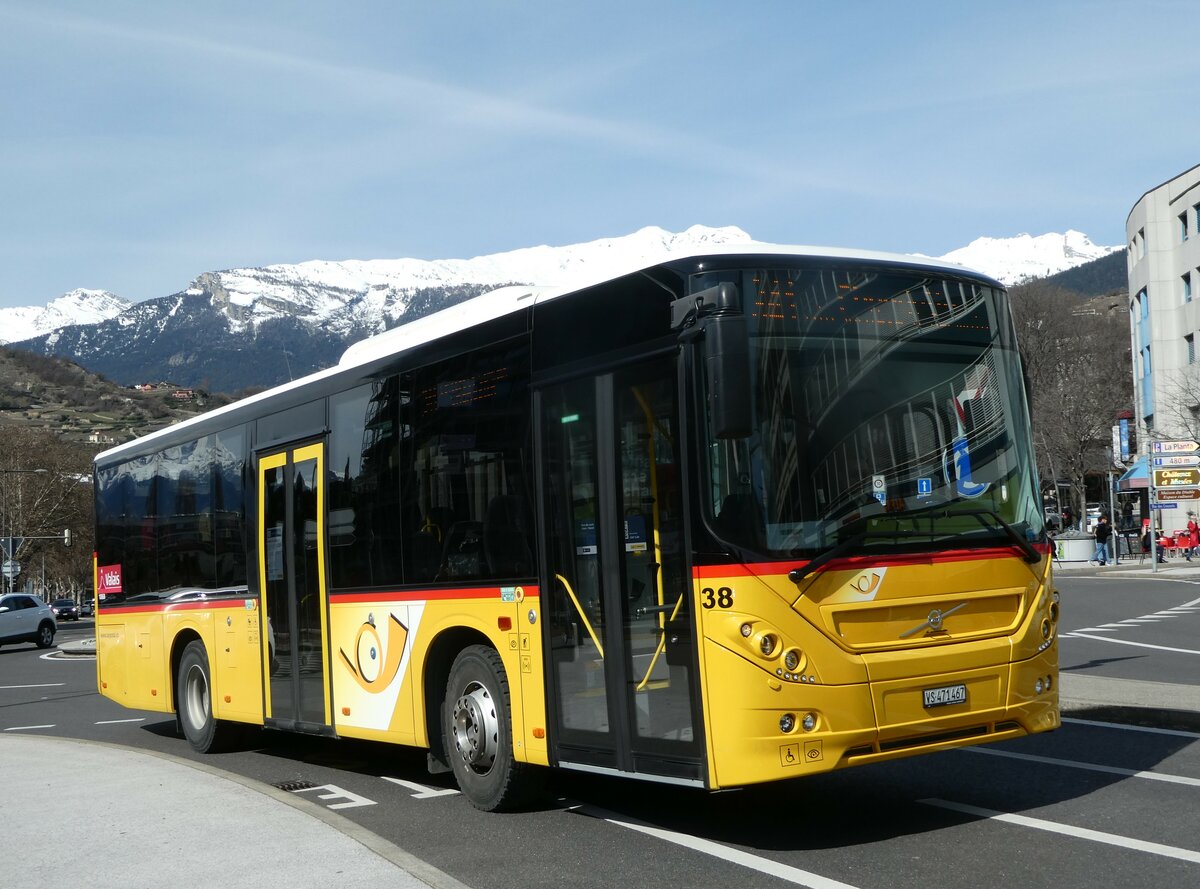 (247'268) - PostAuto Wallis - Nr. 38/VS 471'467/PID 10'868 - Volvo am 16. M�rz 2023 beim Bahnhof Sion
