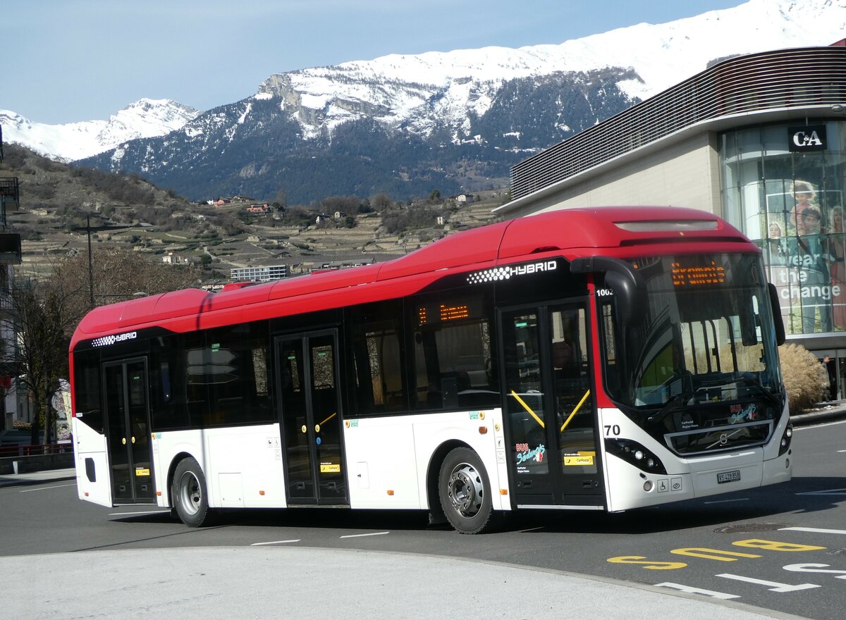 (247'269) - PostAuto Wallis - Nr. 70/VS 428'858/PID 10'024 - Volvo am 16. M�rz 2023 beim Bahnhof Sion