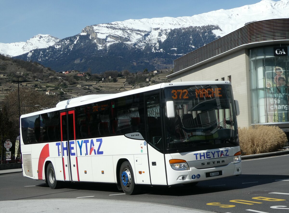 (247'270) - Theytaz, Sion - VS 11'009 - Setra am 16. M�rz 2023 beim Bahnhof Sion
