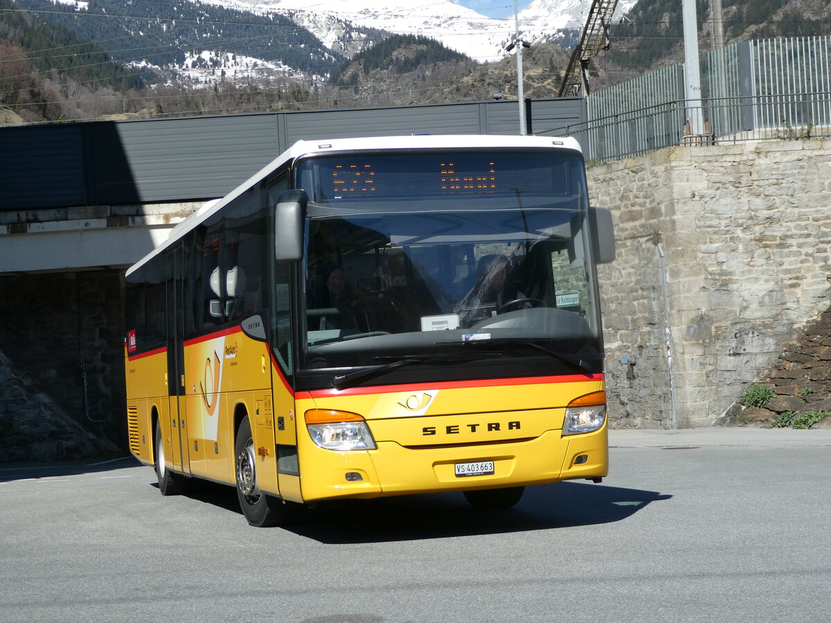 (247'274) - PostAuto Wallis - VS 403'663/PID 5620 - Setra am 16. M�rz 2023 beim Bahnhof Brig