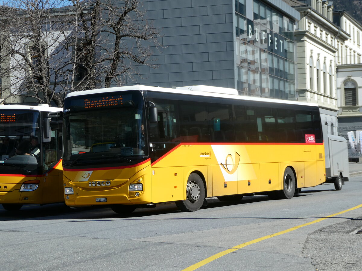 (247'276) - PostAuto Wallis - VS 441'407/PID 10'349 - Iveco am 16. M�rz 2023 beim Bahnhof Brig