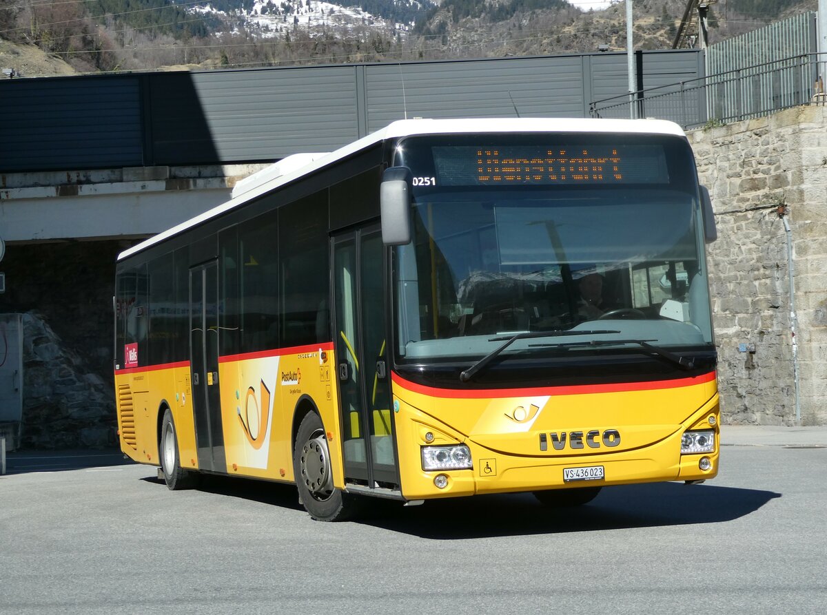 (247'277) - PostAuto Wallis - VS 436'023/PID 10'251 - Iveco am 16. M�rz 2023 beim Bahnhof Brig