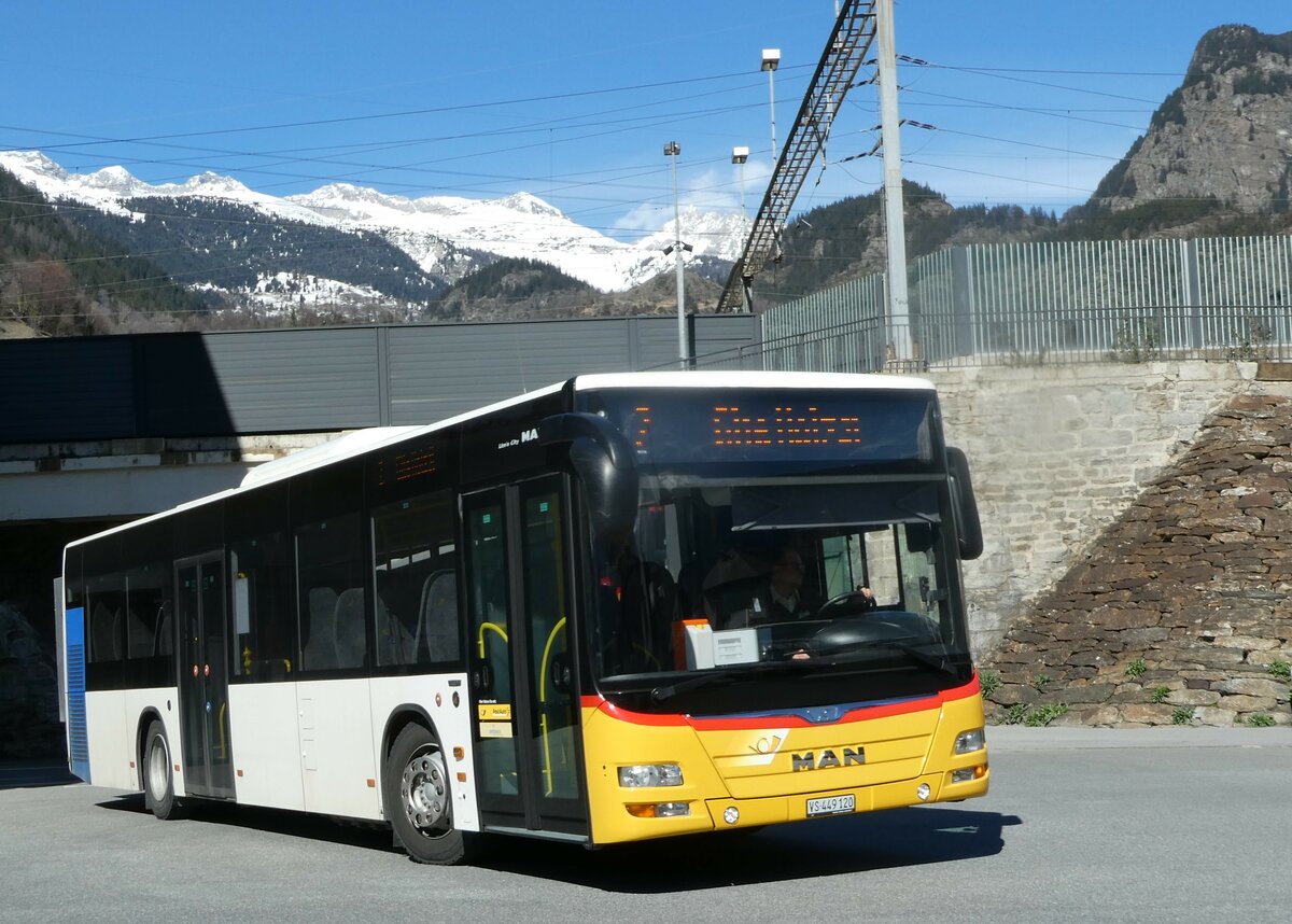 (247'279) - PostAuto Wallis - VS 449'120/PID 10'443 - MAN am 16. M�rz 2023 beim Bahnhof Brig
