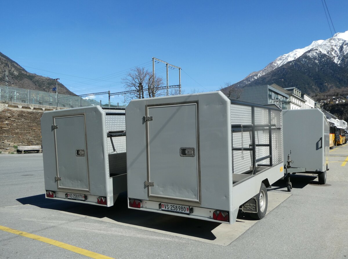 (247'282) - PostAuto Wallis - VS 258'980 - Car-Tech Gep�ckanh�nger am 16. M�rz 2023 beim Bahnhof Brig 
