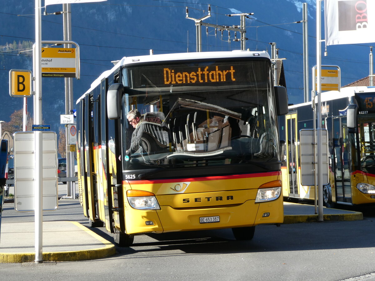 (247'386) - PostAuto Bern - Nr. 70/BE 653'387/PID 5625 - Setra am 18. M�rz 2023 beim Bahnhof Brienz