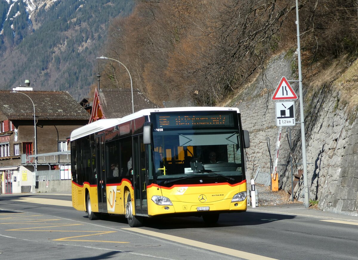 (247'394) - Fl�ck, Brienz - Nr. 4/BE 517'311/PID 10'858 - Mercedes am 18. M�rz 2023 beim Bahnhof Brienz