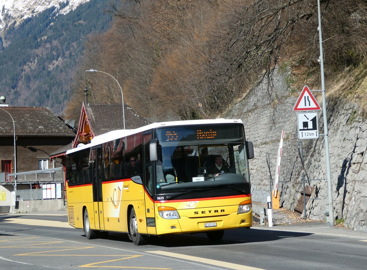 (247'402) - PostAuto Bern - Nr. 70/BE 653'387/PID 5625 - Setra am 18. M�rz 2023 beim Bahnhof Brienz