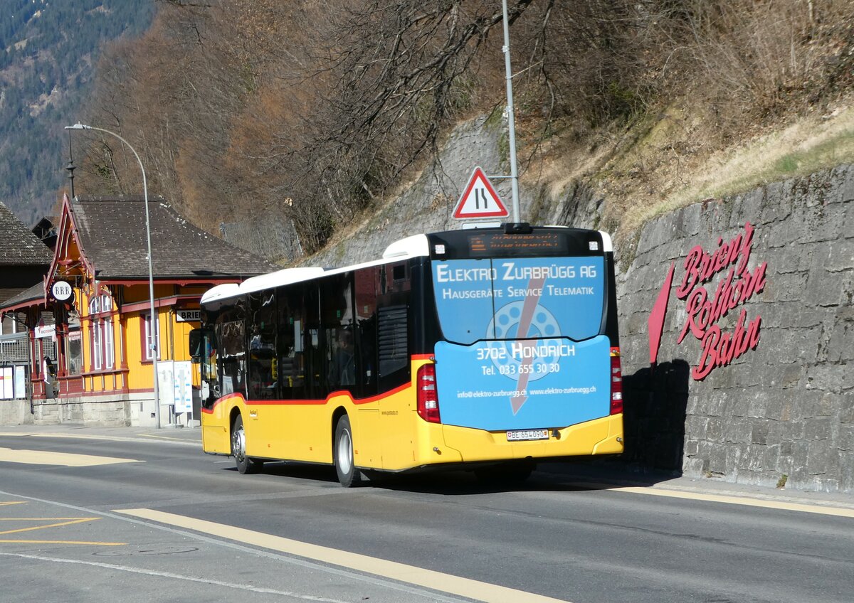 (247'404) - PostAuto Bern - BE 654'090/PID 11'402 - Mercedes am 18. M�rz 2023 beim Bahnhof Brienz