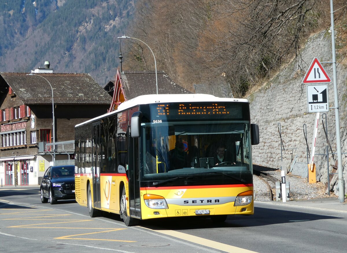 (247'409) - Fl�ck, Brienz - Nr. 2/BE 435'742/PID 5636 - Setra am 18. M�rz 2023 beim Bahnhof Brienz