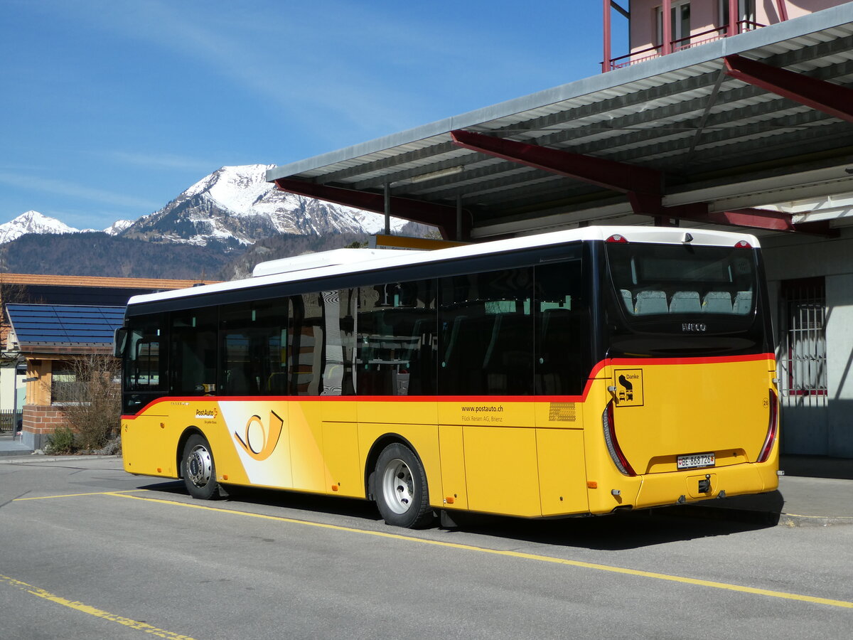 (247'410) - Fl�ck, Brienz - Nr. 26/BE 868'726/PID 11'668 - Iveco am 18. M�rz 2023 in Meiringen, Postautostation