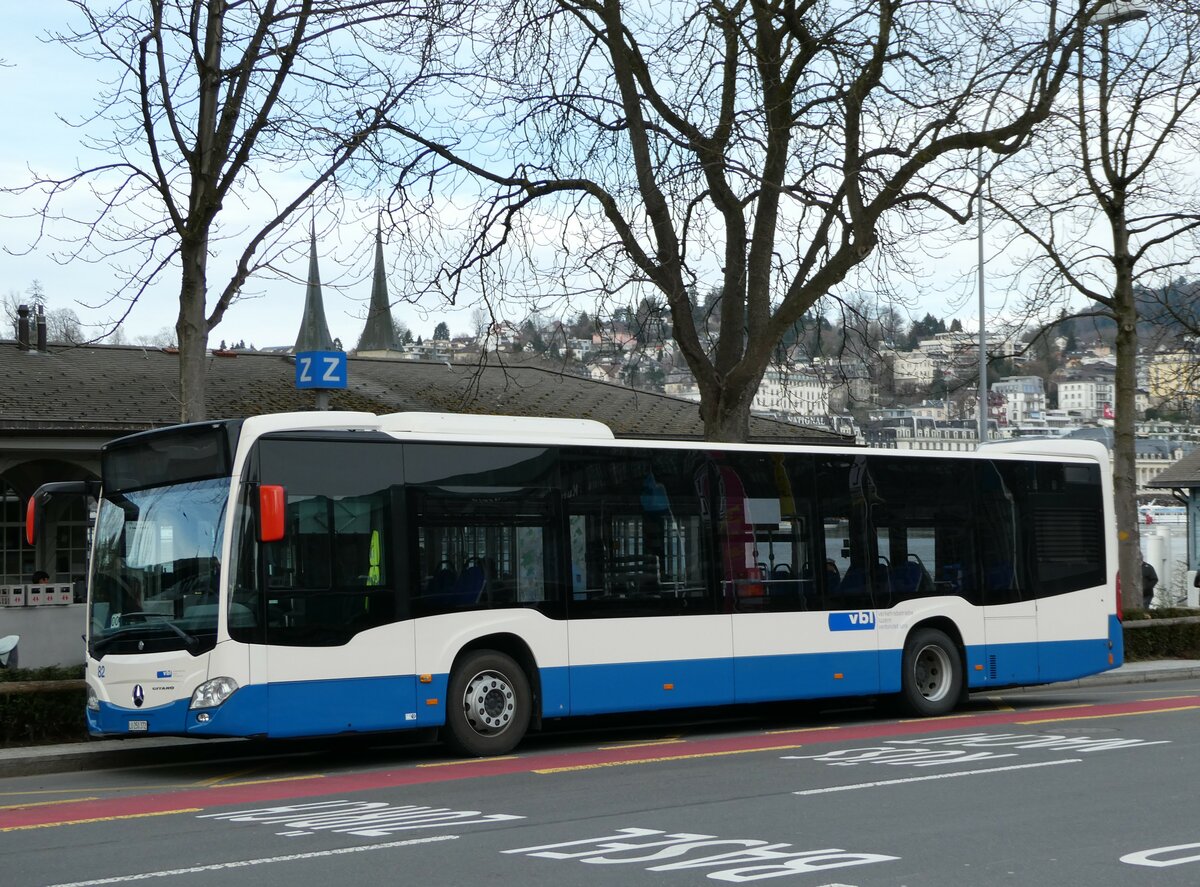 (247'469) - VBL Luzern - Nr. 82/LU 250'372 - Mercedes am 18. M�rz 2023 beim Bahnhof Luzern