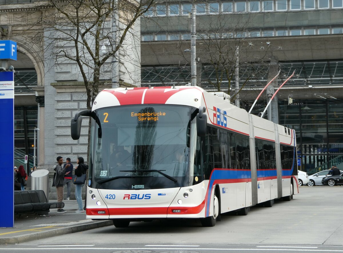 (247'470) - VBL Luzern - Nr. 420 - Hess/Hess Doppelgelenktrolleybus am 18. M�rz 2023 beim Bahnhof Luzern