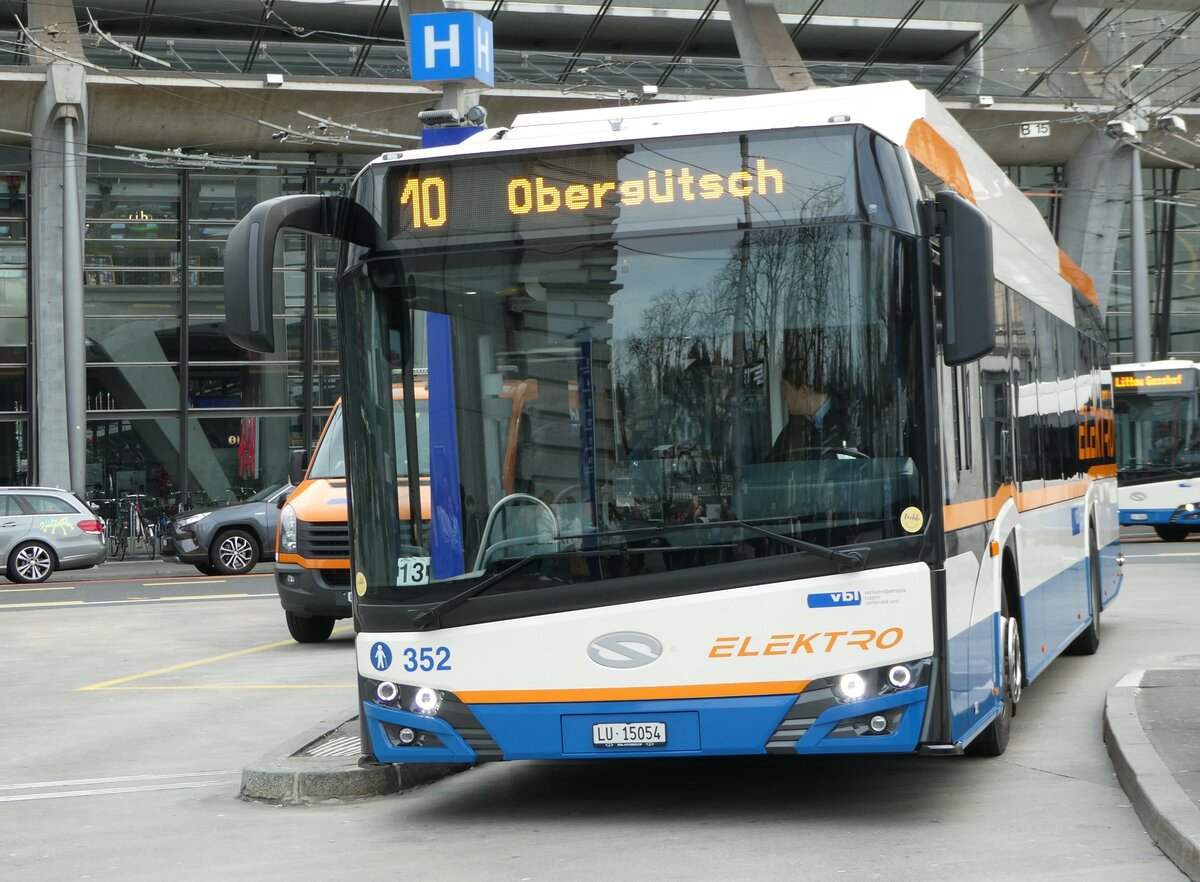(247'473) - VBL Luzern - Nr. 352/LU 15'054 - Solaris am 18. M�rz 2023 beim Bahnhof Luzern