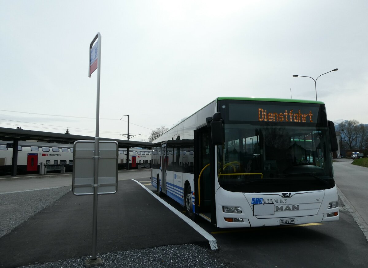 (247'512) - RTB Altst�tten - Nr. 910/SG 482'206 - MAN (ex PostBus/A BD 15'357) am 21. M�rz 2023 beim Bahnhof Altst�tten
