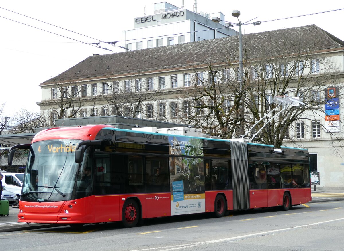 (247'629) - VB Biel - Nr. 93 - Hess/Hess Gelenktrolleybus am 25. M�rz 2023 beim Bahnhof Biel