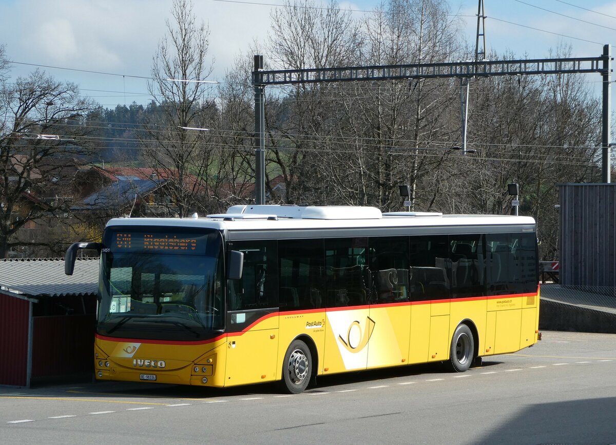 (248'002) - Engeloch, Riggisberg - Nr. 13/BE 98'334/PID 11'451 - Iveco am 4. April 2023 beim Bahnhof Schwarzenburg