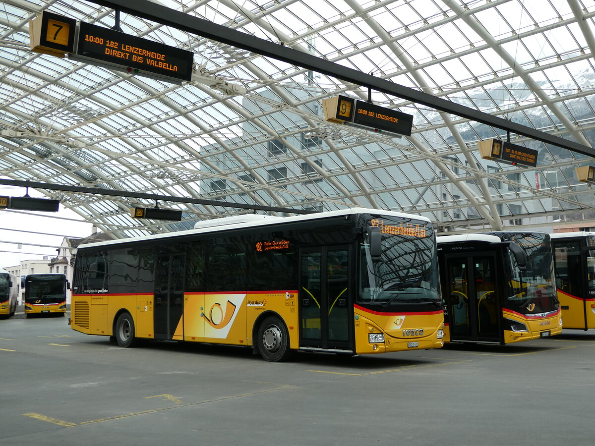 (248'553) - PostAuto Graub�nden - GR 170'431/PID 10'028 - Iveco am 15. April 2023 in Chur, Postautostation