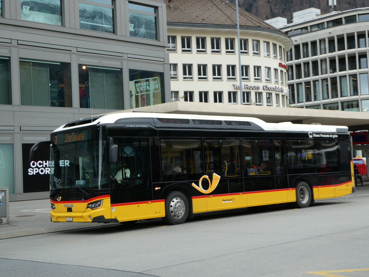 (248'581) - D�nser, Trimmis - GR 95'517/PID 11'896 - Scania (ex GR 184'921) am 15. April 2023 beim Bahnhof Chur