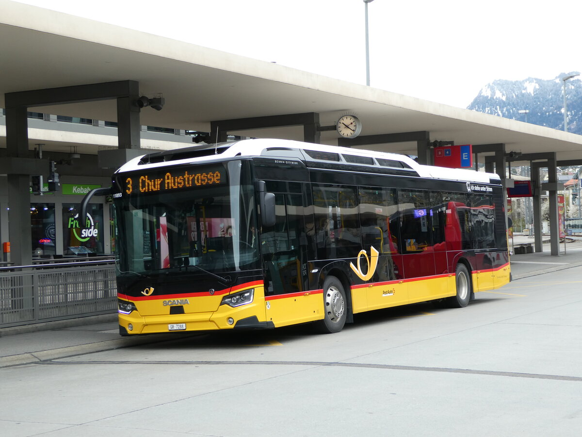 (248'582) - D�nser, Trimmis - GR 7288/PID 11'893 - Scania (ex GR 165'792) am 15. April 2023 beim Bahnhof Chur