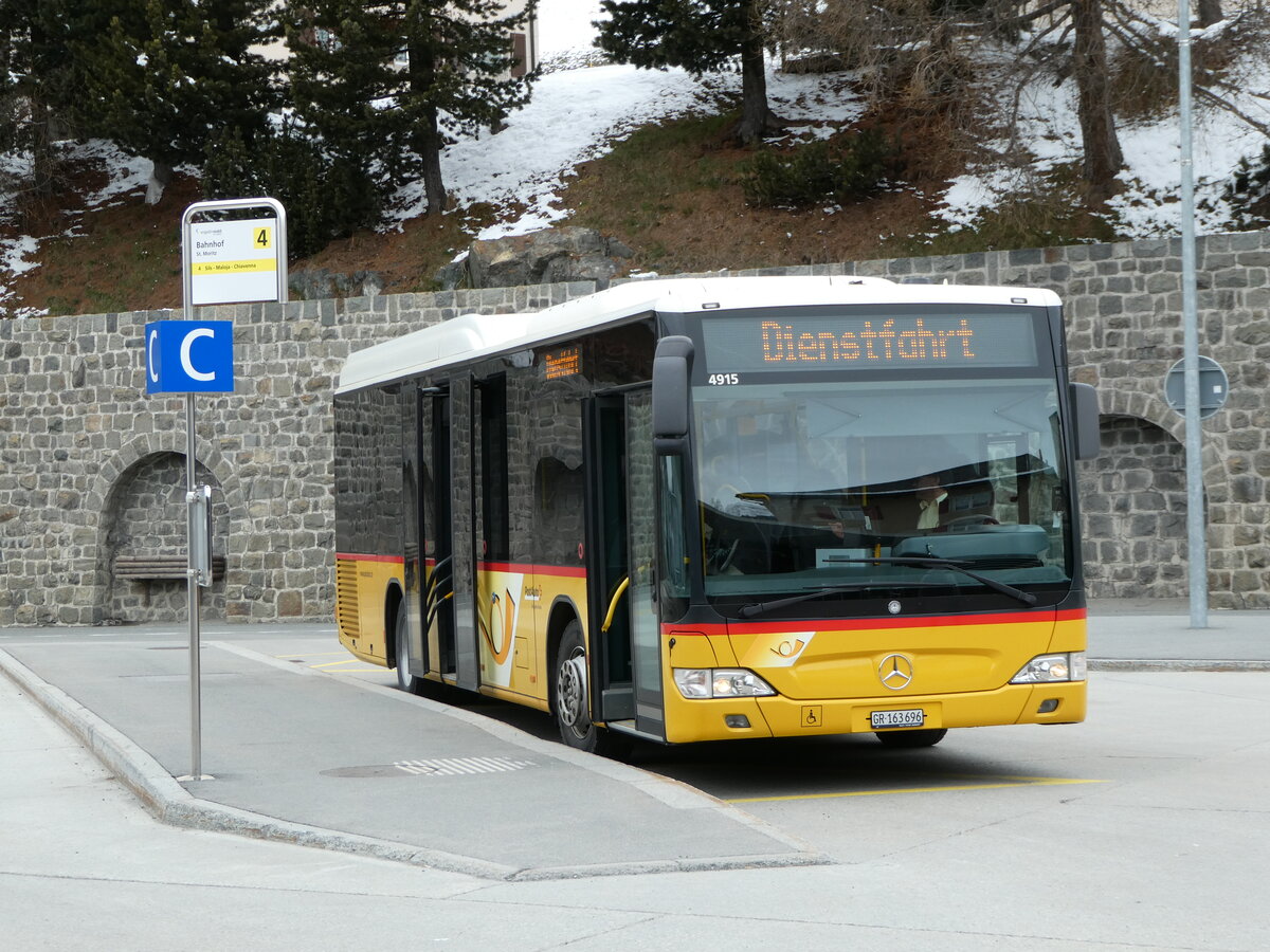 (248'617) - PostAuto Graub�nden - GR 163'696/PID 4915 - Mercedes am 15. April 2023 beim Bahnhof St. Moritz