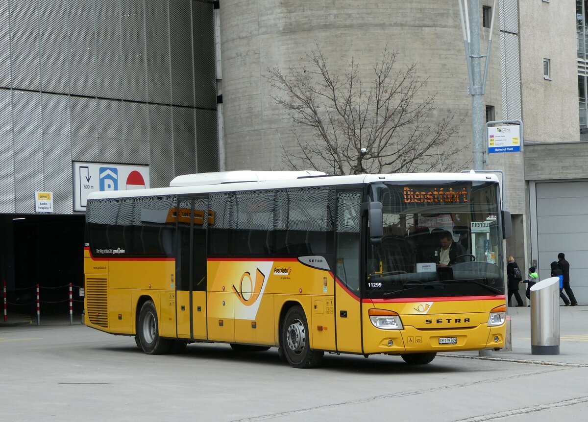 (248'626) - PostAuto Graub�nden - GR 179'709/PID 11'299 - Setra am 15. April 2023 beim Bahnhof Davos Platz