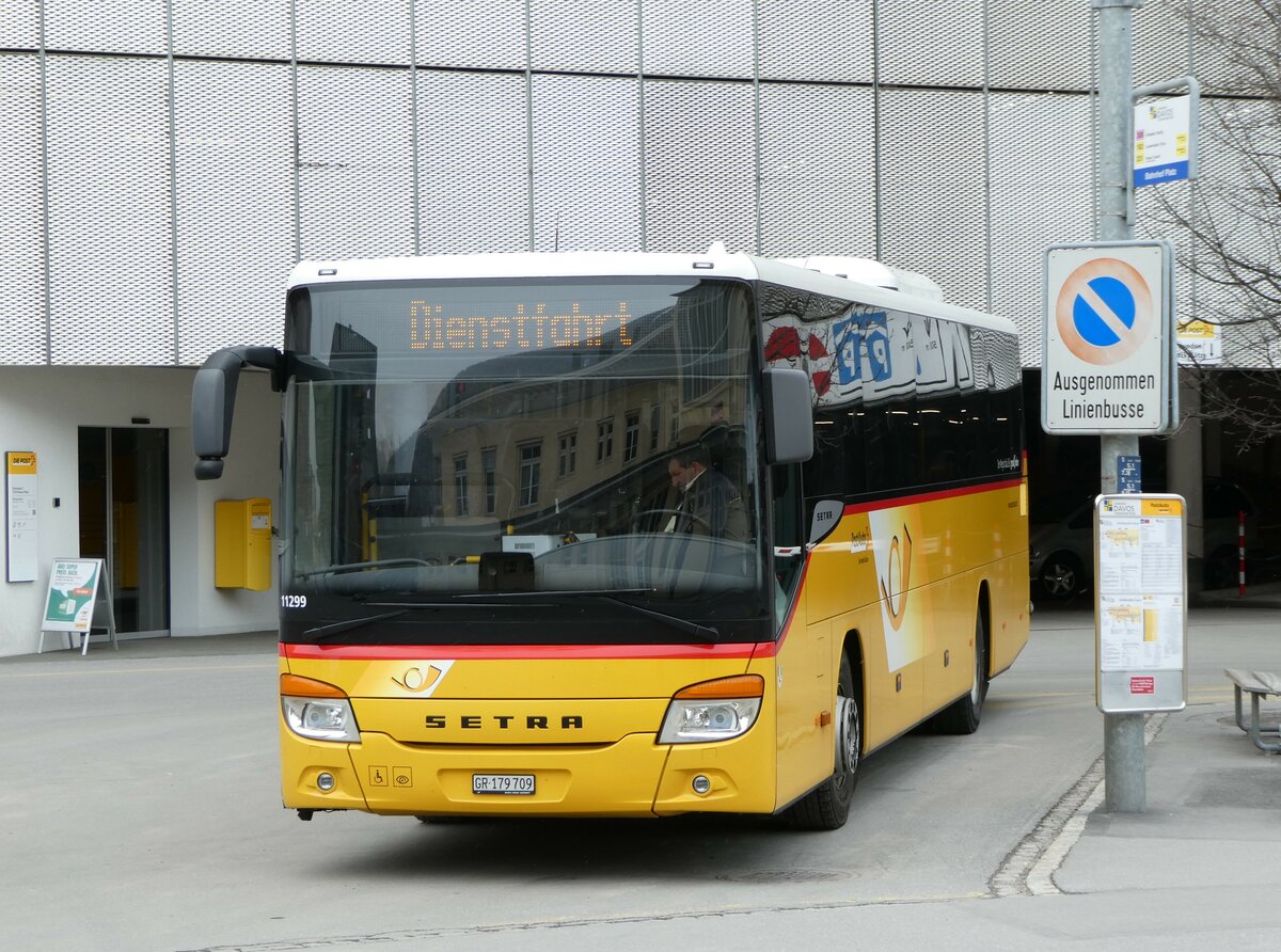 (248'628) - PostAuto Graub�nden - GR 179'709/PID 11'299 - Setra am 15. April 2023 beim Bahnhof Davos Platz