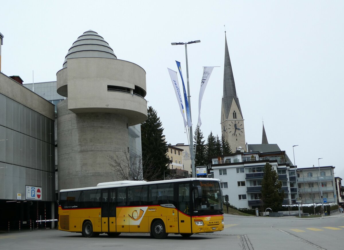 (248'629) - PostAuto Graub�nden - GR 179'709/PID 11'299 - Setra am 15. April 2023 beim Bahnhof Davos Platz