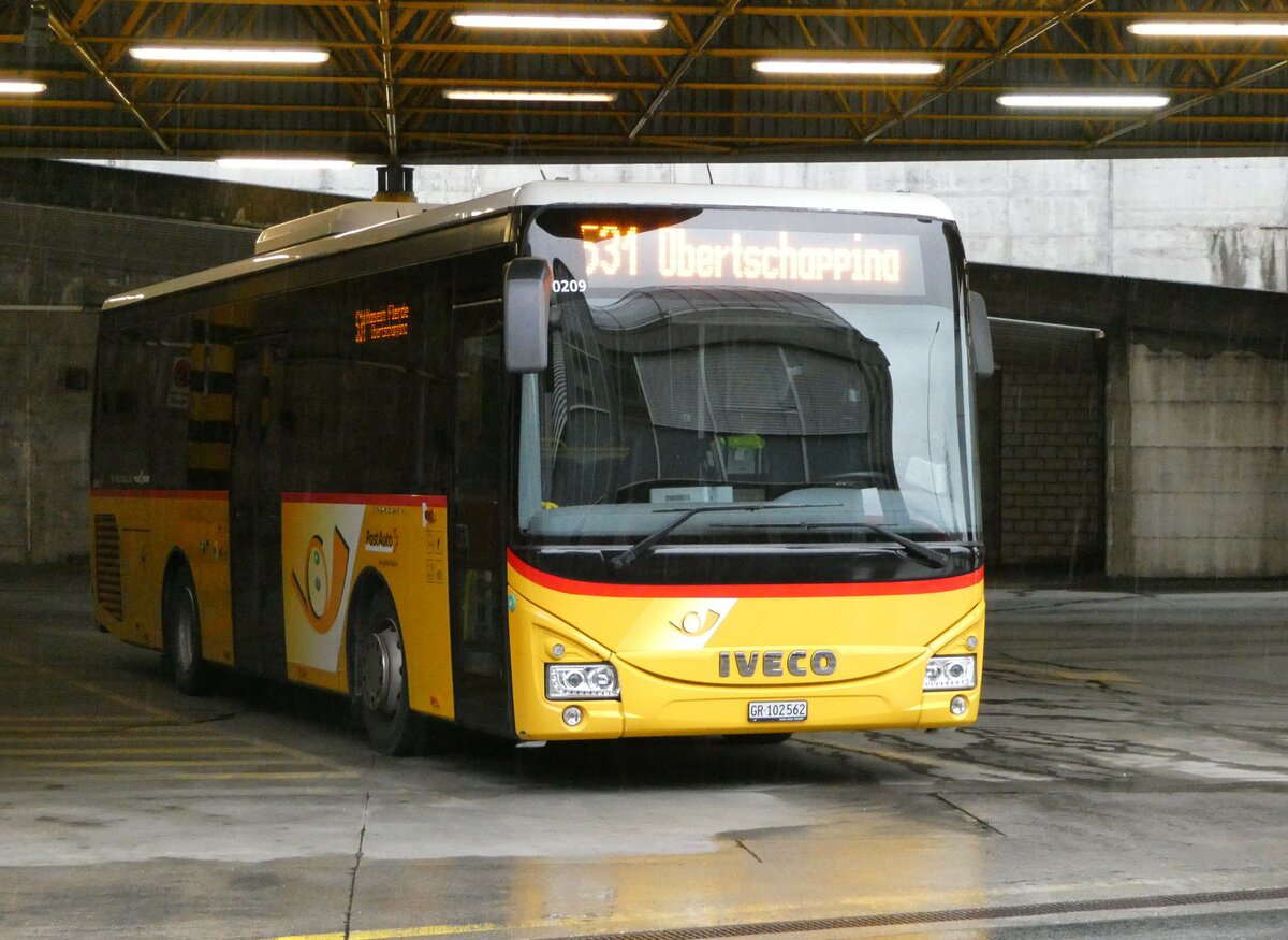 (248'662) - PostAuto Graub�nden - GR 102'562/PID 10'209 - Iveco am 16. April 2023 in Thusis, Postautostation