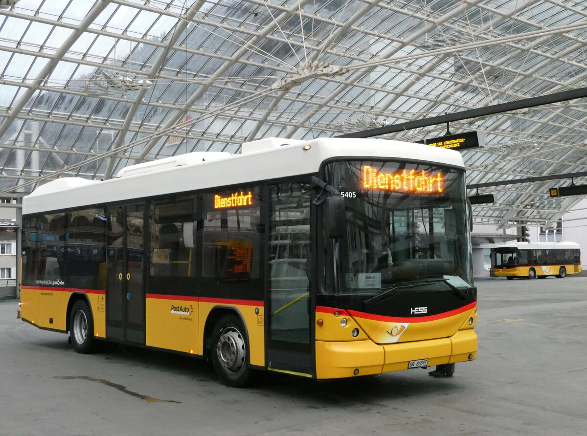 (248'735) - PostAuto Graub�nden - GR 86'897/PID 5405 - Scania/Hess am 16. April 2023 in Chur, Postautostation