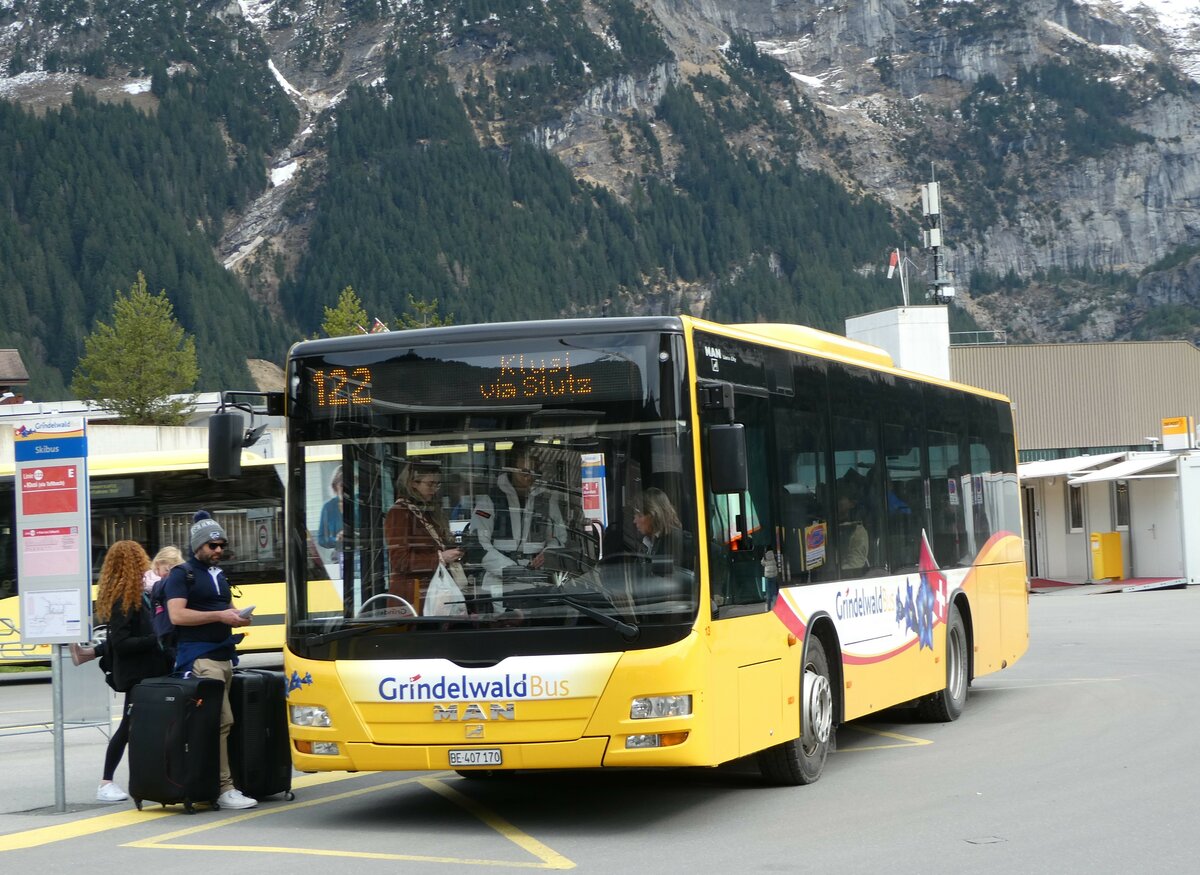 (248'843) - Grindelwaldbus, Grindelwald - Nr. 13/BE 407'170 - MAN/G�ppel am 18. April 2023 beim Bahnhof Grindelwald