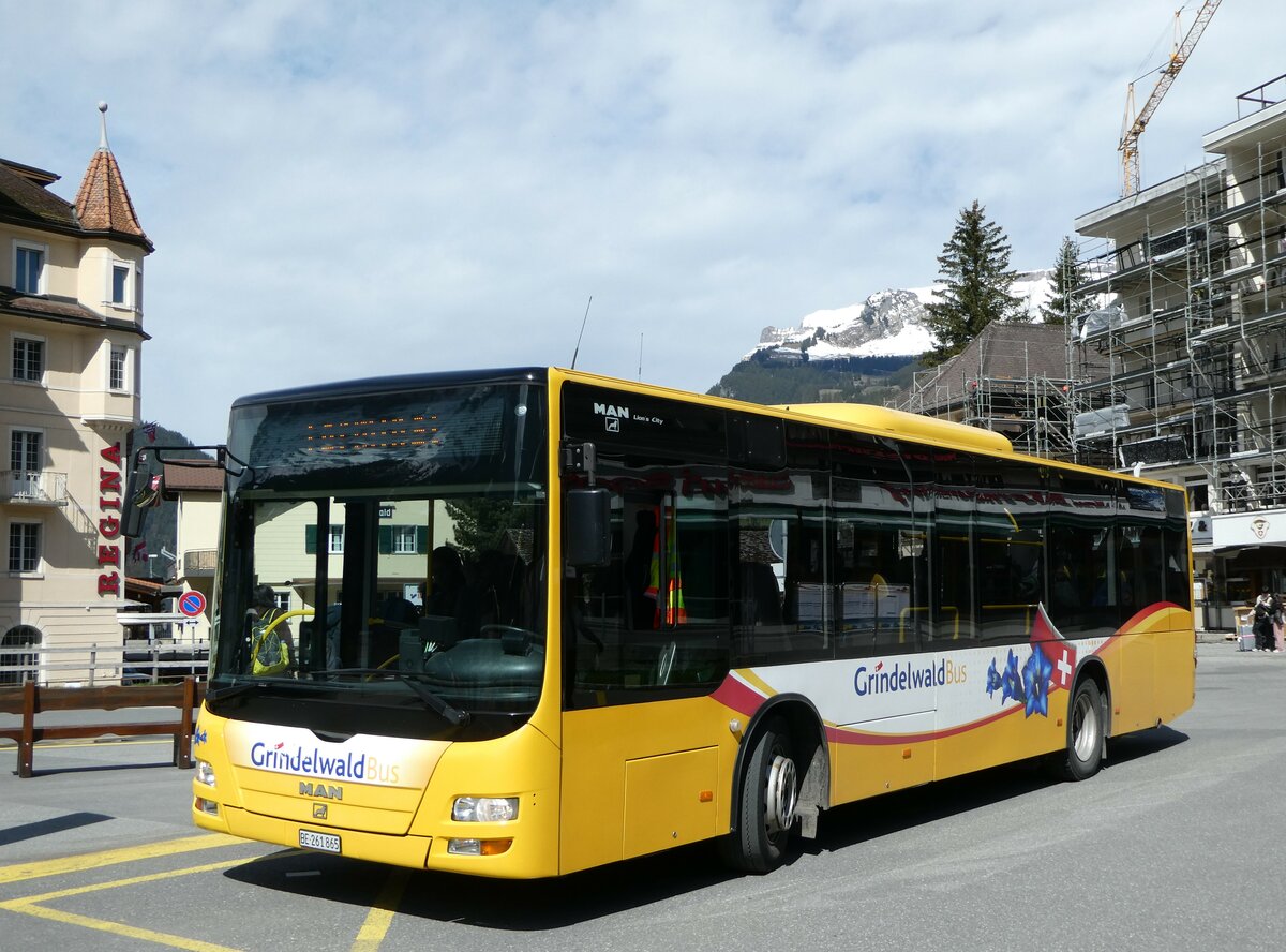 (248'950) - Grindelwaldbus, Grindelwald - Nr. 11/BE 261'865 - MAN/G�ppel am 21. April 2023 beim Bahnhof Grindelwald