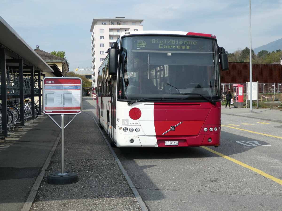 (249'004) - TPF Fribourg - Nr. 33/FR 300'356 - Volvo am 22. April 2023 beim Bahnhof Grenchen S�d