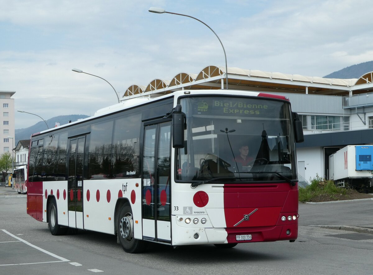 (249'013) - TPF Fribourg - Nr. 33/FR 300'356 - Volvo am 22. April 2023 beim Bahnhof Grenchen S�d