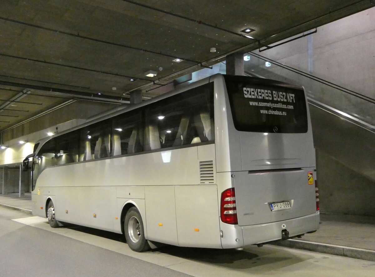 (249'189) - Aus Ungarn: Szekeres Busz, Eger - PYJ-088 - Mercedes am 28. April 2023 in Grindelwald, Terminal